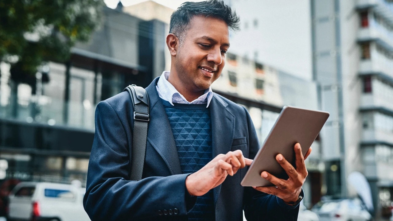 Man holding a tablet and trading forex, illustrating the concept of managing risk in 7 steps for effective forex management.
